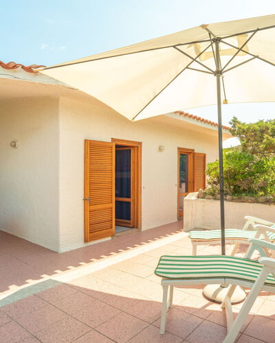 Turriga: Propiedad, Mueble, Edificio, Planta, Madera, Sombra, Ventana, Mesa, Mueble Para Exteriores, Arquitectura