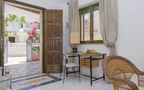 Villa Marlene: Mesa, Mueble, Edificio, Propiedad, Ventana, Planta, Flor, Marco, Silla, Diseño De Interiores