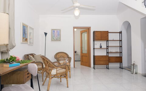 Villa Marlene: Propiedad, Mueble, Ventilador De Techo, Madera, Puerta, Mesa, Comodidad, Diseño De Interiores, Suelo