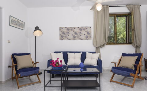 Villa Marlene: Mueble, Edificio, Propiedad, Ventana, Marco, Sofá, Comodidad, Azur, Madera, Diseño De Interiores