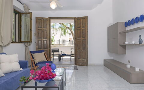 Villa Marlene: Mesa, Mueble, Propiedad, Espejo, Azul, Diseño De Interiores, Silla, Gabinetes, Sofá, Madera
