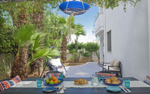 Villa Marlene: Mueble, Propiedad, Comida, Mesa, Planta, Cielo, Vajilla, Azur, Azul, Edificio