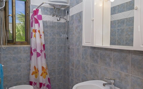 Villa Marlene: Espejo, Lavabo, Arreglo De Tubería, Propiedad, Fotografía, Grifo, Lavabo Del Baño, Baño, Púrpura, Edificio