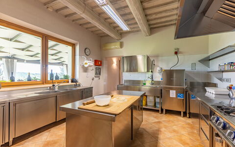Villa Le Buche: Propiedad, Mueble, Gabinetes, Mesa, Edificio, Mostrador, Cocina, Madera, Diseño De Interiores, Casa
