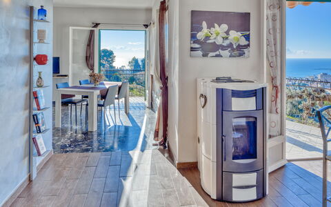 Casa Matilde - Villa Alle Cascine, Imperia: Propiedad, Azul, Azur, Diseño De Interiores, Puerta, Suelo, Mesa, Piso, Bienes Raíces, Sofá