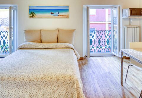 Studio Fede - Levanto: Mueble, Azul, Edificio, Comodidad, Ventana, Azur, Madera, Textil, Marco De La Cama, Piso