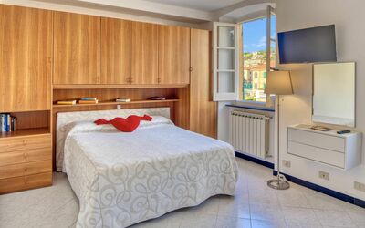 Studio Paola - Levanto: Mueble, Gabinetes, Comodidad, Madera, Diseño De Interiores, Cajón, Edificio, Piso, Cama, Suelo