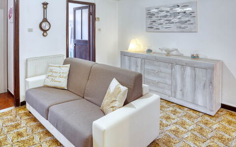 Nina Home - Levanto: Sofá, Mueble, Propiedad, Marco, Gabinetes, Madera, Diseño De Interiores, Rectángulo, Suelo, Sala