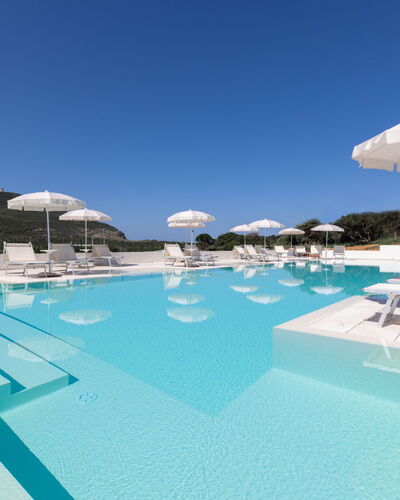 Stintino 637: Agua, Cielo, Piscina, Azur, Paraguas, Mueble Para Exteriores, Sunlounger, Sombra, Edificio, Ocio