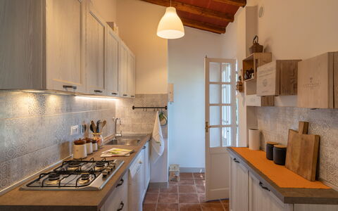Villa Luana: Propiedad, Gabinetes, Mueble, Mostrador, Edificio, Estufa De Gas, Madera, Encendiendo, Diseño De Interiores, Cocina