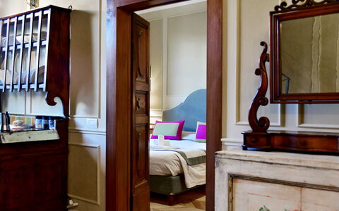 Appartamenti Troise: Espejo, Gabinetes, Mueble, Propiedad, Edificio, Cajón, Comodidad, Madera, Cajonera, Marco De La Cama