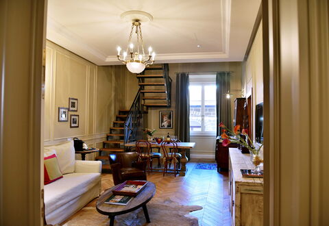 Appartamenti Troise: Mesa, Propiedad, Mueble, Sofá, Marco, Edificio, Diseño De Interiores, Madera, Encendiendo, Lámpara