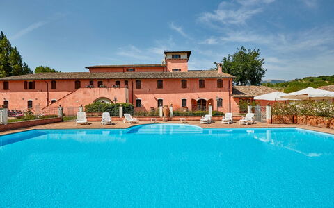 Agriturismo Il Molino Di Uncinano: Agua, Cielo, Nube, Propiedad, Edificio, Planta, Piscina, Árbol, Azur, Silla