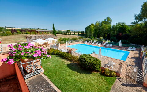 Agriturismo Il Molino Di Uncinano: Agua, Planta, Cielo, Propiedad, Flor, Edificio, Piscina, Naturaleza, Árbol, Mueble Para Exteriores