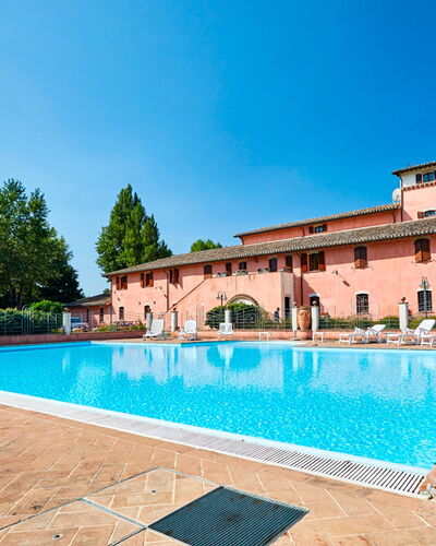 Agriturismo Il Molino Di Uncinano: Agua, Cielo, Planta, Propiedad, Piscina, Azur, Edificio, Rectángulo, Árbol, Arquitectura