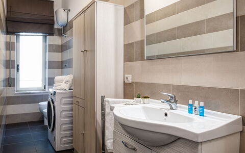 Living Times Apartment: Espejo, Grifo, Arreglo De Tubería, Propiedad, Mueble, Lavabo, Lavabo Del Baño, Mueble De Baño, Baño, Edificio