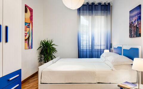 Living Times Apartment: Propiedad, Mueble, Azul, Azur, Edificio, Comodidad, Decoración, Encendiendo, Textil, Diseño De Interiores