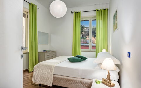 Living Times Apartment: Mueble, Propiedad, Edificio, Comodidad, Puerta, Textil, Madera, Sombra, Diseño De Interiores