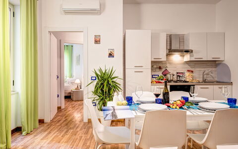Living Times Apartment: Propiedad, Mueble, Mesa, Silla, Gabinetes, Planta, Diseño De Interiores, Madera, Planta De Casa, Piso