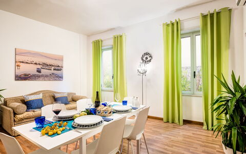 Living Times Apartment: Mesa, Mueble, Propiedad, Silla, Azur, Madera, Ventana, Textil, Encendiendo, Diseño De Interiores