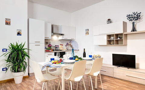 Living Times Apartment: Mesa, Propiedad, Planta, Mueble, Sofá, Edificio, Diseño De Interiores, Madera, Silla, Maceta