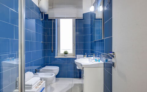 Loving Times Apartment: Arreglo De Tubería, Grifo, Espejo, Lavabo, Propiedad, Púrpura, Azul, Baño, Azur