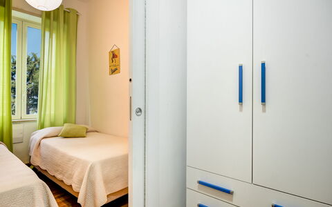 Loving Times Apartment: Ventana, Gabinetes, Madera, Comodidad, Edificio, Piso, Cortina, Marco De La Cama, Suelo