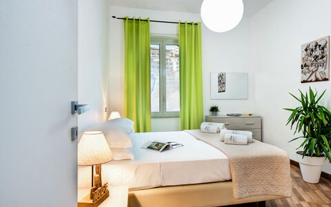 Loving Times Apartment: Planta, Propiedad, Mueble, Maceta, Comodidad, Azur, Ventana, Madera, Textil