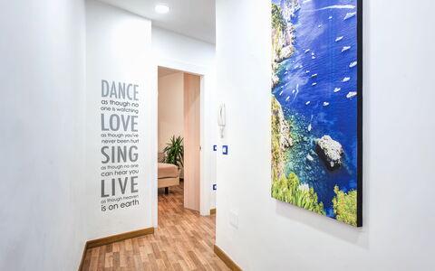 Loving Times Apartment: Agua, Planta, Diseño De Interiores, Pintar, Madera, Arte, Pared, Suelo, Piso, Edificio