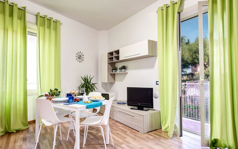 Loving Times Apartment: Planta, Propiedad, Mueble, Ventana, Sofá, Verde, Mesa, Azur, Madera, Diseño De Interiores