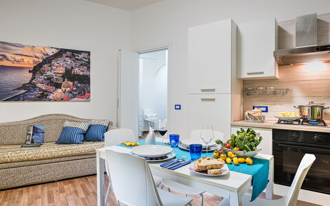 Loving Times Apartment: Mesa, Propiedad, Mueble, Comida, Azur, Vajilla, Sofá, Diseño De Interiores, Madera, Sala