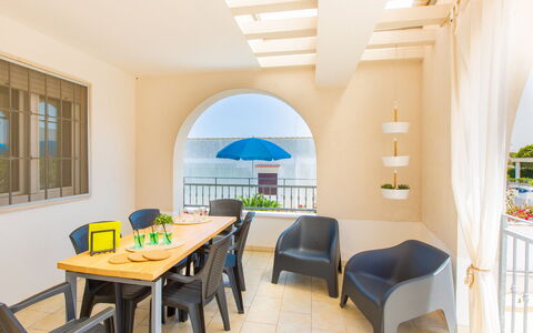 Case Pantanagianni: Mueble, Propiedad, Mesa, Ventana, Silla, Azur, Sombra, Planta, Madera, Diseño De Interiores