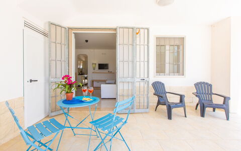 Case Pantanagianni: Mueble, Mesa, Propiedad, Silla, Gabinetes, Madera, Diseño De Interiores, Encendiendo, Ventana, Planta De Casa