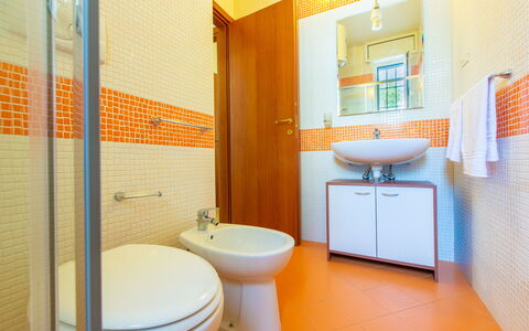 Case Pantanagianni: Arreglo De Tubería, Edificio, Lavabo, Grifo, Propiedad, Lavabo Del Baño, Púrpura, Baño, Naranja