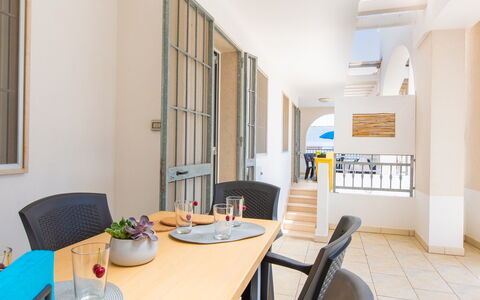Case Pantanagianni: Mesa, Mueble, Propiedad, Vajilla, Silla, Edificio, Planta De Casa, Diseño De Interiores, Madera
