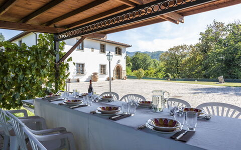 Grezzano Villa: Mesa, Mueble, Vajilla, Propiedad, Planta, Silla, Cielo, Edificio, Mueble Para Exteriores, Vajilla