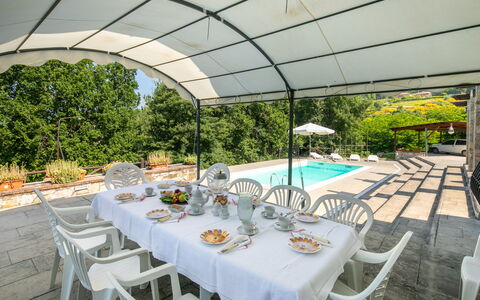 Grezzano Villa: Mesa, Mueble, Vajilla, Propiedad, Silla, Planta, Vajilla, Manteles, Mueble Para Exteriores, Mesa Al Aire Libre