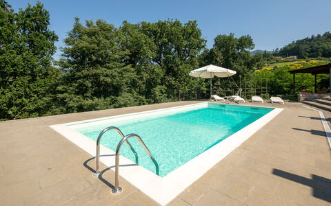 Grezzano Villa: Cielo, Agua, Piscina, Árbol, Planta, Sombra, Mueble Para Exteriores, Rectángulo, Edificio, Paraguas