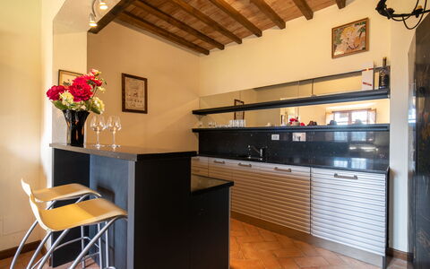 Grezzano Villa: Mueble, Gabinetes, Edificio, Mostrador, Flor, Madera, Planta, Cocina, Diseño De Interiores, Arquitectura