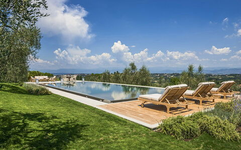 Villa Di Corazzano: Nube, Cielo, Agua, Tiempo De Día, Planta, Paisaje Natural, Mueble Para Exteriores, Sombra, El Terreno Del Lote, Árbol