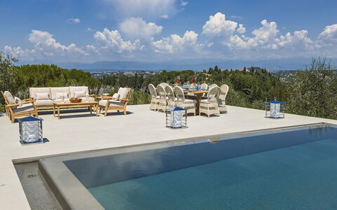 Villa Di Corazzano: Agua, Cielo, Nube, Mueble, Piscina, Azur, Sunlounger, Mueble Para Exteriores, Silla, Árbol