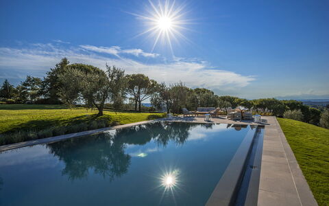 Villa Di Corazzano: Agua, Nube, Cielo, Los Recursos Hídricos, Tiempo De Día, Planta, Propiedad, Ligero, Naturaleza, Piscina