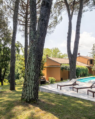 Villa Del Mugello: Planta, Edificio, Propiedad, Cielo, Sombra, Árbol, Casa, El Terreno Del Lote, Nube, Piscina