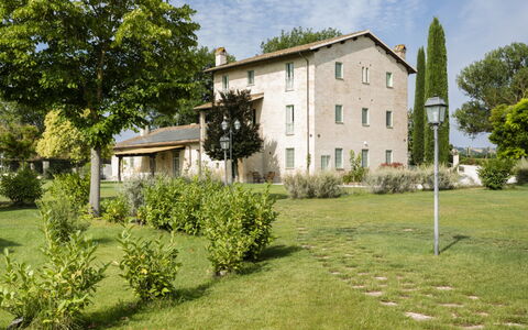 Villa Papiano: Planta, Edificio, Cielo, Ventana, Nube, Árbol, Naturaleza, Paisaje Natural, Vegetación, El Terreno Del Lote