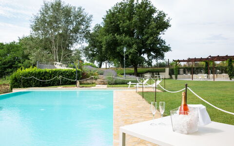 Villa Papiano: Agua, Cielo, Planta, Propiedad, Árbol, Nube, Mueble Para Exteriores, Piscina, El Terreno Del Lote, Sombra