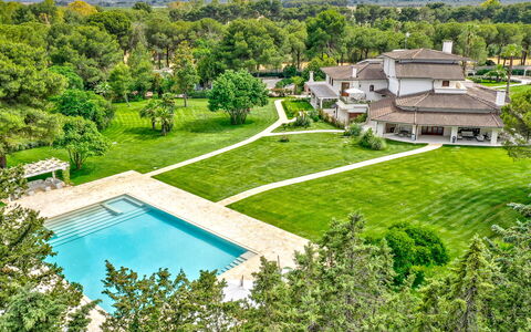 Villa Oria: Planta, Propiedad, Agua, Planta De La Comunidad, Verde, Edificio, Árbol, Paisaje Natural, Vegetación, El Terreno Del Lote