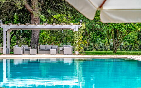 Villa Oria: Agua, Propiedad, Piscina, Planta, Azur, Sombra, Rectángulo, Mueble Para Exteriores, Silla, Ocio