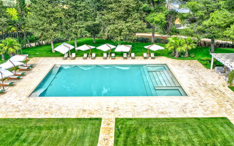 Villa Oria: Agua, Planta, Propiedad, Piscina, Verde, Rectángulo, Árbol, Sombra, Hierba, Mueble Para Exteriores
