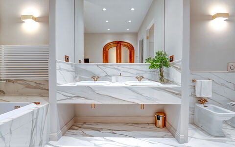 Villa Oria: Arreglo De Tubería, Propiedad, Bañera, Grifo, Baño, Edificio, Comodidad, Encendiendo, Arquitectura, Diseño De Interiores