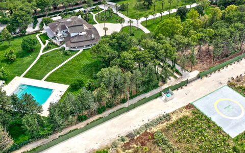 Villa Oria: Planta, Edificio, El Terreno Del Lote, Vegetación, Árbol, Hierba, Diseño Urbano, Pendiente, Cobertura Del Suelo, Paisaje